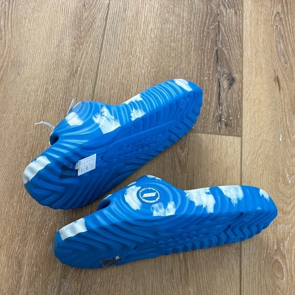 NEW IN BOX - Skechers Blue and White GO FOAM Arch Fit Craze Slide Sandals - Picture 2 of 6